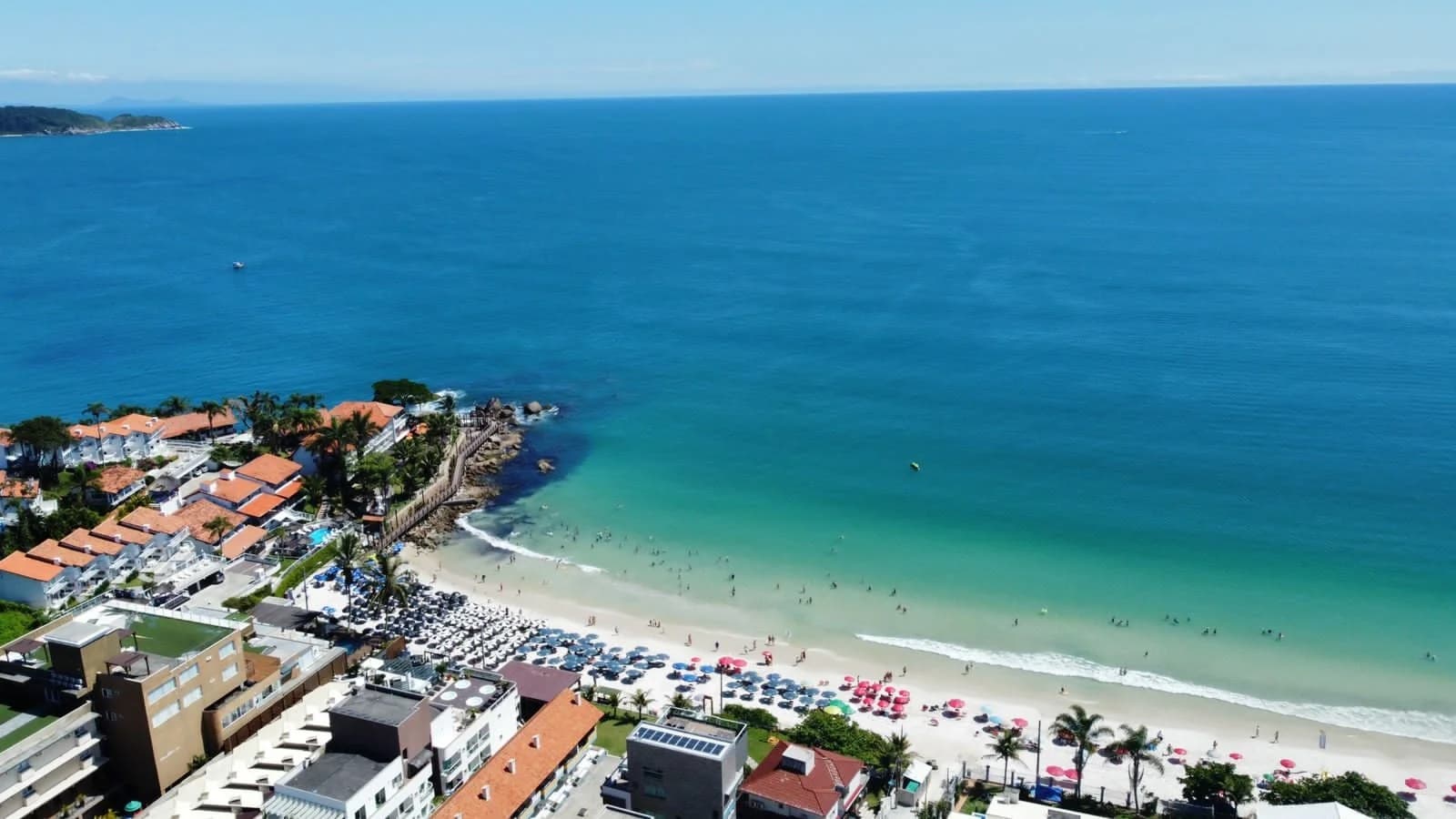 Vista aérea de Bombinhas com logo Santa Costa
